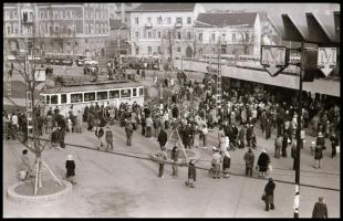cca 1971 Budapest, Moszkva tér, 5 db mai nagyítás + 3 db vintage negatív (a negatívok és papírképek ...