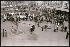 cca 1971 Budapest, Moszkva tér, 5 db mai nagyítás + 3 db vintage negatív (a negatívok és papírképek ...