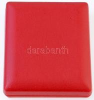 ~1970. "Kiváló Határőr" aranyozott, zománcozott jelvény miniatűrrel, eredeti tokban (45x33...