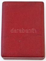 1953. "Sztahanovista" zománcozott fém kitüntetés, miniatűrrel, kopottas dísztokban T:1-