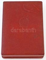 ~1950. "Kiváló műszaki dolgozó" Rákosi-címeres zománcozott fém kitüntetés dísztokban, mini...