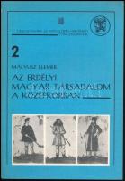 Társadalom- és Művelődéstörténeti Tanulmányok két kötete (1.,2.):  Gunst Péter: A paraszti társadalom Magyarországon a két világháború között.; Mályusz Elemér: Az erdélyi magyar társadalom a középkorban. Bp.,1987-1988, MTA Történettudományi Intézet. Kiadói papírkötés, a gerinceken és az egyik borítón kis kopásnyomokkal.