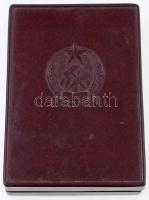 ~1950. "Kiváló dolgozó" Rákosi-címeres zománcozott fém kitüntetés dísztokban, miniatűrrel,...