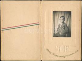 cca 1920-1940 Iskolás kisfiú fotója, érdekes, irredenta fényképtartó mappában, a budapesti Vidor műteremből, belül nemzeti szín szalaggal, a borítón Édes Anyámnak felirattal,kissé kopott,kissé foltos tartóval, 7,5×5,5 cm