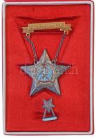 ~1950. Sztahanovista zománcozott fém kitüntetés miniatűrrel, tokban T:2