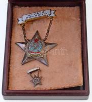 ~1950. Kiváló dolgozó Rákosi-címeres zománcozott fém kitüntetés dísztokban, miniatűrrel T:2