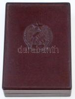 ~1950. "Kiváló dolgozó" Rákosi-címeres zománcozott fém kitüntetés dísztokban, miniatűrrel ...