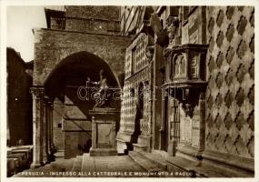 Perugia, Ingresso alla Cattedrale e Monumento a Paolo III / cathedral, entrance, monument of Paul III (15 cm x 10,4 cm)