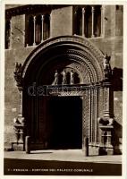 Perugia, Portone del Palazzo Comunale / palace, town hall, gate (15 cm x 10,4 cm)