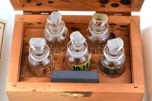 Nemesfémvizsgáló készlet, fa dobozzal, üvegekkel, stb