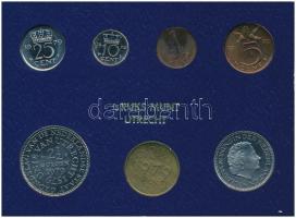 Hollandia 1979. 1c-2 1/2G (6klf db) + zseton forgalmi sor szettben T:1- patina  Netherlands 1979. 1 Cent - 2 1/2 Gulden (6xdiff) + jeton coin set in cardboard case C:AU patina