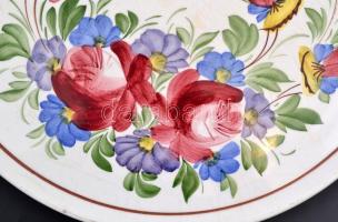 Városlődi virágmintás kerámia tál, kézzel festett, jelzett, lepattanásokkal, d: 33 cm