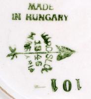 Városlődi virágmintás kerámia tál, kézzel festett, jelzett, lepattanásokkal, d: 33 cm