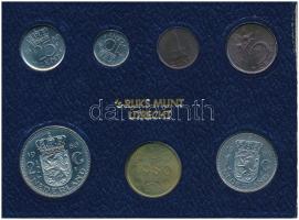 Hollandia 1980. 1c-2 1/2G (6klf db) + zseton forgalmi sor szettben T:1- patina  Netherlands 1980. 1 Cent - 2 1/2 Gulden (6xdiff) + jeton coin set in cardboard case C:AU patina