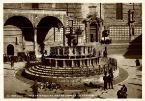 Perugia, Fontana Maggiore (Fra Bevignate da Perugia) / fountain, automobiles (15,2 cm x 10,6 cm)