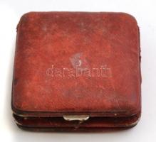 Utazóóra, tokjában, jár, pótolt felhúzóval, 5,5×5,5 m