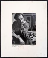 1954 Kálmán Béla (1921-2011): Medveczky Jenő festő, feliratozott, aláírt fotó, paszpartuban, 26×19 c...