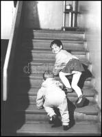 Vincze János (1922-1998): Fel a lépcsőn, jelzetlen fotóművészeti alkotás, hátoldalon feliratozva, 40×30 cm