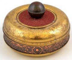 Vegyes bizsu tétel, benne nyakláncok, medálok, kitűzők, egy figurával, kör alakú réz dobozban, benne...