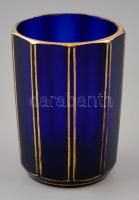 cca 1900 Aranyozott kék üvegpohár, anyagában színezett, formába öntött, alján festett virágmintával, kopott aranyozással, m: 10 cm.