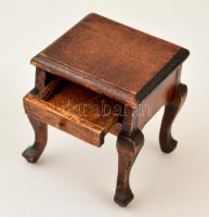 2 csomagnyi, összesen 20 db baba bútor jó állapotban, fából