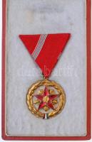 1954. Szocialista Munkáért Érdemérem zománcozott fém kitüntetés mellszalagon, dísztokban T:2