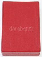 ~1960-1970. "A Könnyűipar Kiváló Dolgozója" zománcozott fém jelvény, miniatűrrel, tokban T...