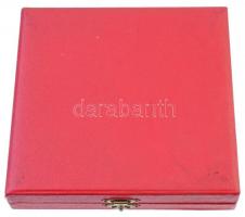 ~1970-1980. "VÉDJÜK ÉPÍTJÜK SZOCIALISTA HAZÁNKAT MN 2986 PAKS" egyoldalas, öntött plakett,...