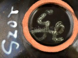 Gorka Lívia (1925-2011): Spirál füles tálka. Festett mázas kerámia, jelzett, apró kopásnyomokkal, 18...