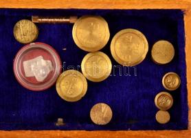 Régi patikamérleg, fiókos, benne súlyokkal, 18×10×16 cm