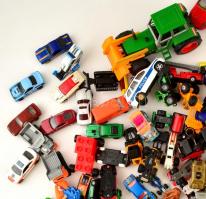 Nagy játék tétel: 16 db fém személyautó, 9 db munkagép, 12 db rali autó, 7 db teherautó, 2 repülő, 1...