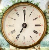 Barokk stílusú zománcozott óra, kulccsal, 13×13 cm