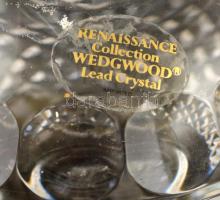 Kristály kiöntő párban és szívecskés ékszertartó, formába öntött, hibátlan, m: 16,5 cm (2×), 8×8 cm