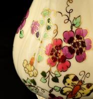 Zsolnay virágmintás porcelán váza, kézzel festett, jelzett, hibátlan, m: 18 cm