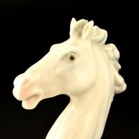 Ens fehér mázas porcelán ló figura, jelzett, hibátlan, m: 25 cm