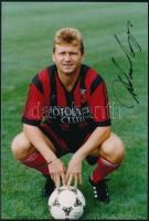 Détári Lajos (1963-) labdarúgó aláírása egy őt ábrázoló fotón, 15x10 cm