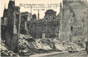 1914-1915 La Grande Guerre. Un coin d'Arras bombardé et incendié par les Allemands, ruines des l'Hotel de Ville vues de la rue Jacques le Caron / WWI French military, ruins of the town hall in Arras