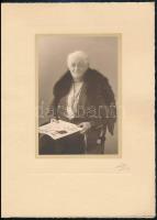 cca 1920 Salisbury, Idős hölgy fotója, kartonra kasírozva, 15,5×10 cm