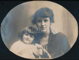 cca 1920 Anya lányával, ovális fotó, 18×24 cm