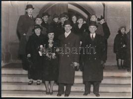 cca 1920-1940 3 db régi nagyméretű fotó, kettőn csoportképekkel, az egyik hátoldalán pecséttel, 22x1...