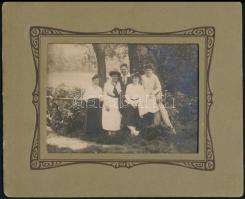 cca 1900-1910 Régi csoportkép, fotó szecessziós paszpartuban, fotó: 8x11 cm, paszpartu: 14x17 cm