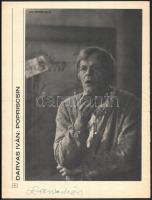 Darvas Iván (1925-2007) színművész aláírása egy őt ábrázoló újságkivágáson.