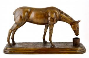 Jelzés nélkül: Ivó ló. Bronz (üreges), bronz talapzaton, m: 30 cm, h: 61 cm