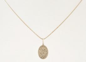 Ezüst(Ag) kígyó nyaklánc, ovális rózsás függővel, jelzett, h: 50 cm, 1,5×3 cm, nettó: 5,6 g