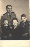 1943 Kolozsvár, Cluj; Magyar katonatiszt és családja / Hungarian soldier and his family. Fotofilm photo