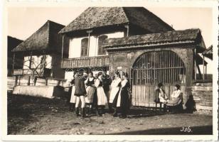 Kecsetkisfalud, Satu Mic; Székely kapu előtt, folklór. Kováts István fényképész / villagers in front of the gate, folklore. photo