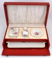 Meisseni asztali készlet (tálca, hamuzó, gyertyatartó, doboz), kézzel festett, jelzett, apró kopásnyomokkal, eredeti dobozában, d:12-37×20 cm