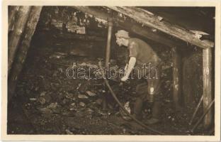 1942 Tatabánya, Réselőgép munkában, bánya belső munkással. Magyar Általános Kőszénbánya Részvénytársulat tatai bányászata