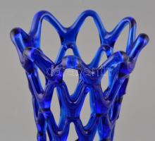 Fújt áttört tetejű váza, anyagában színezett, karcolásokkal, m: 36 cm