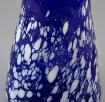 Fújt áttört tetejű váza, anyagában színezett, karcolásokkal, m: 36 cm